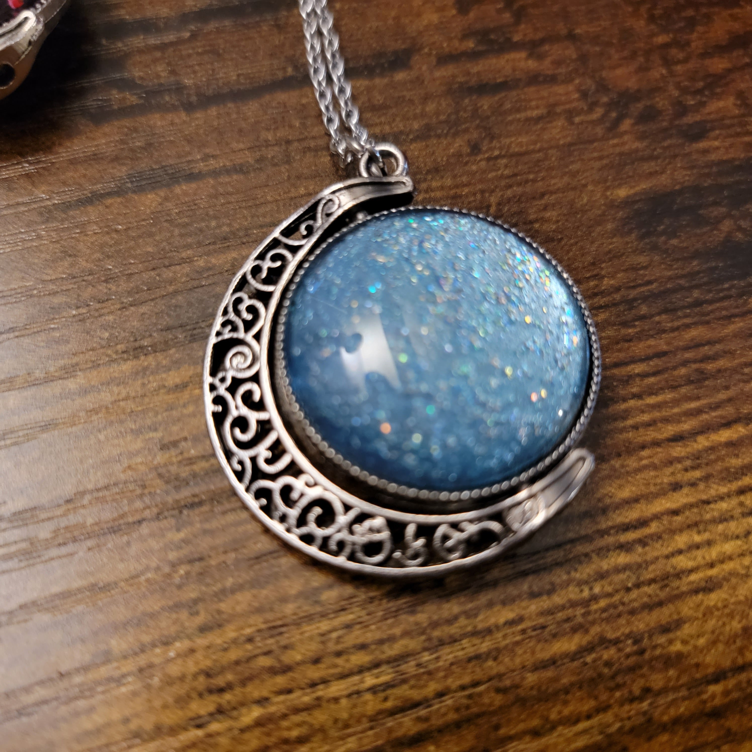 Crescent Moons: Silver Tone Spinning Pendant